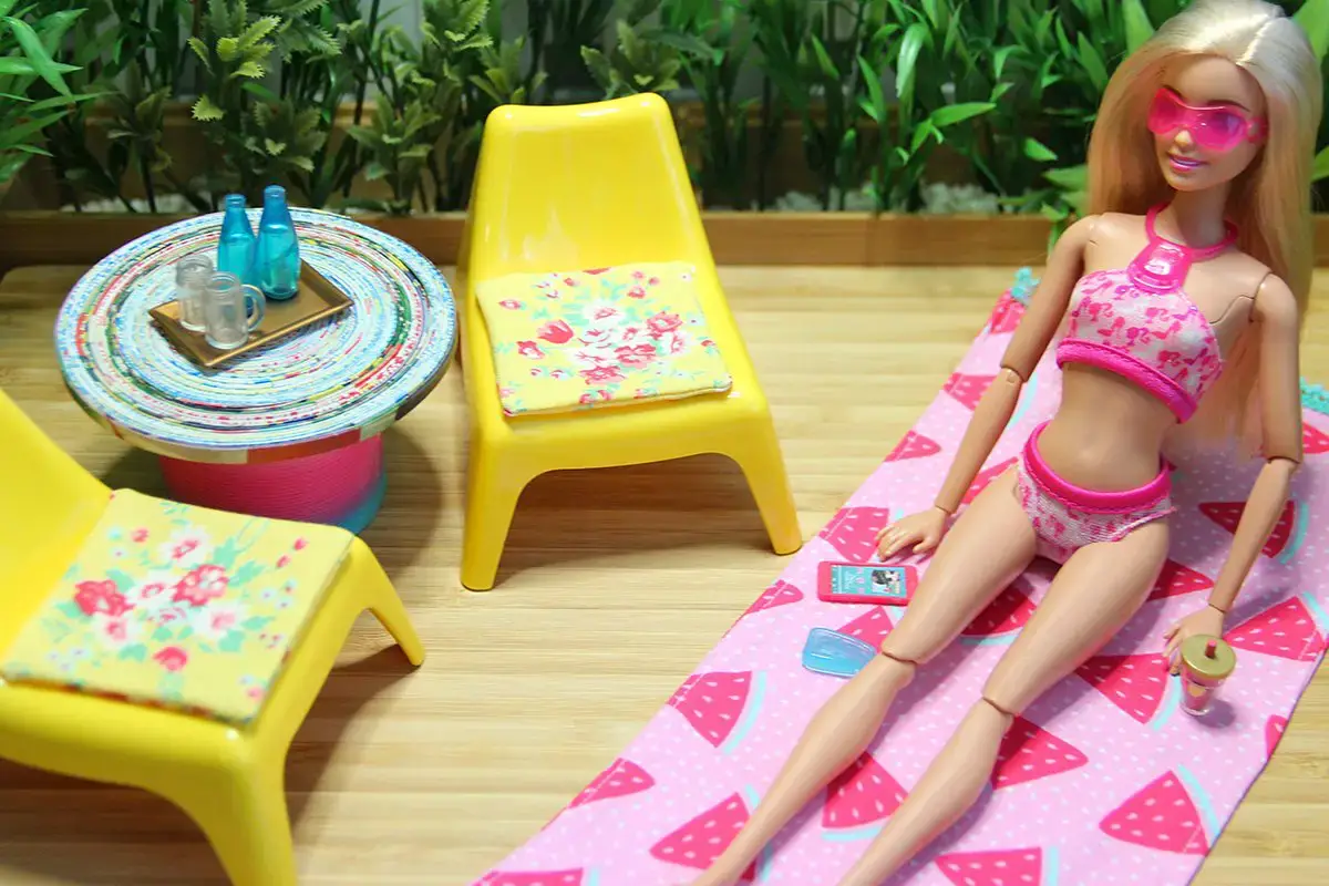 How to make a DIY Dollhouse for Barbie dolls - Suni Doll