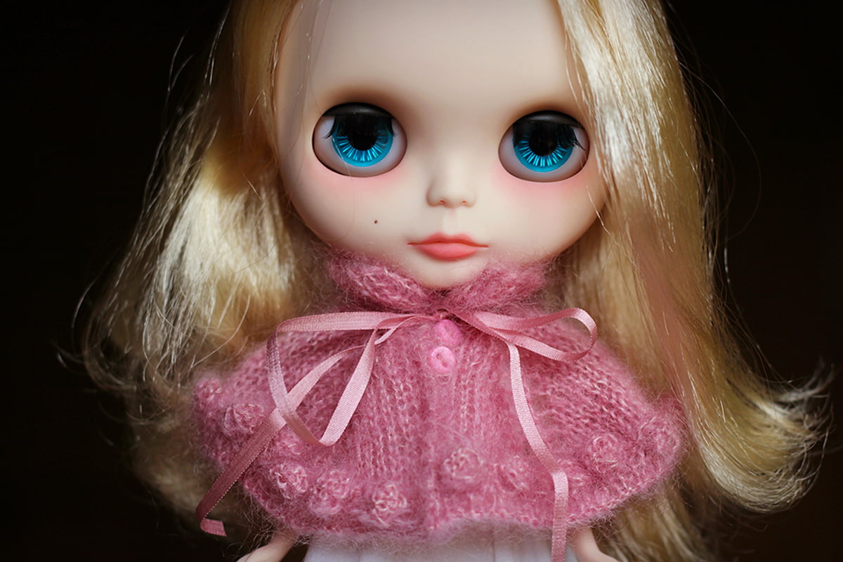 Bobbled Cape for Blythe dolls - Free knitting pattern - Suni Doll