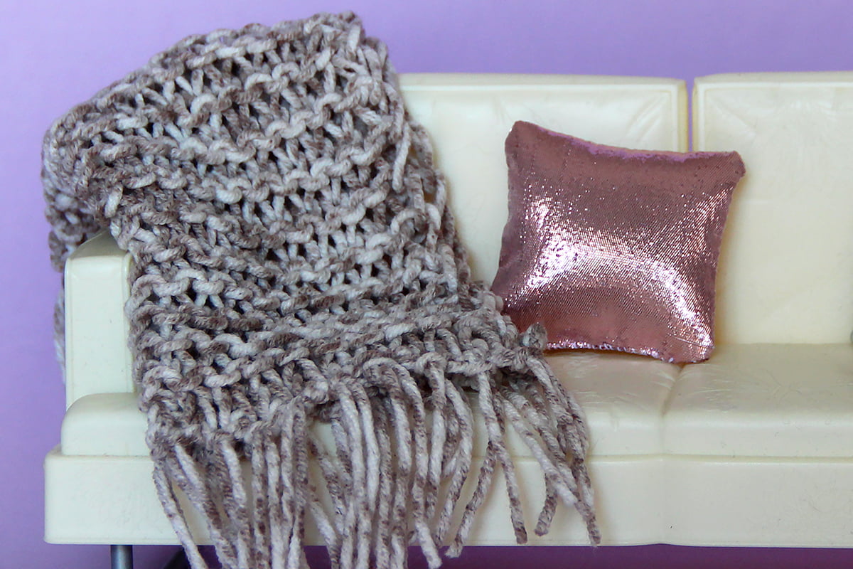 DIY Barbie Blog : Knit Fuzzy Sparkle Yarn Throw Blanket and Pillow for  Barbie-DIY