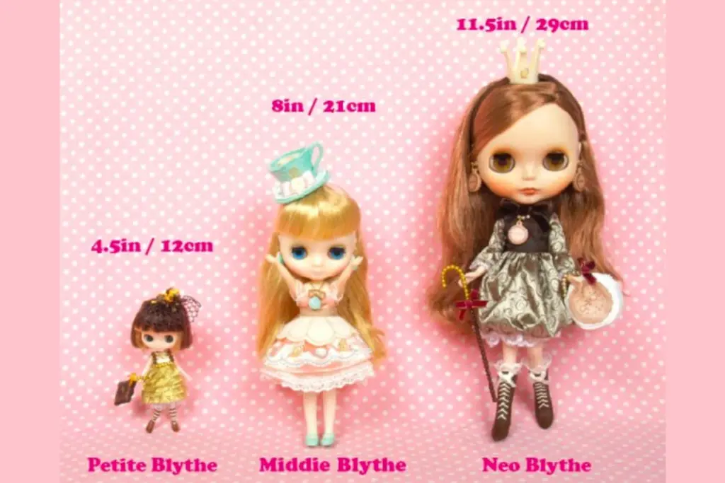 Comparison of the different Blythe doll sizes - Neo Blythe, Middie Blythe, Petite Blythe