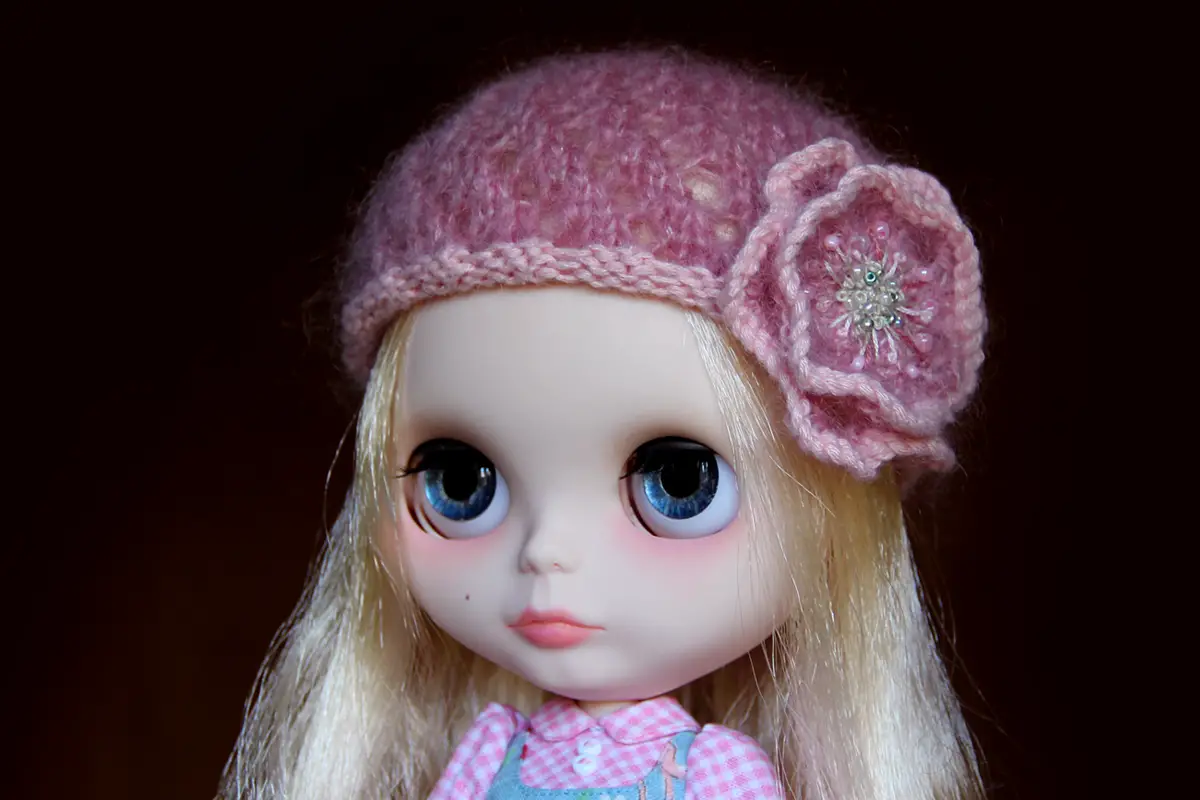 Blythe hat pattern - Milly Jane with knitted flower - Suni Doll